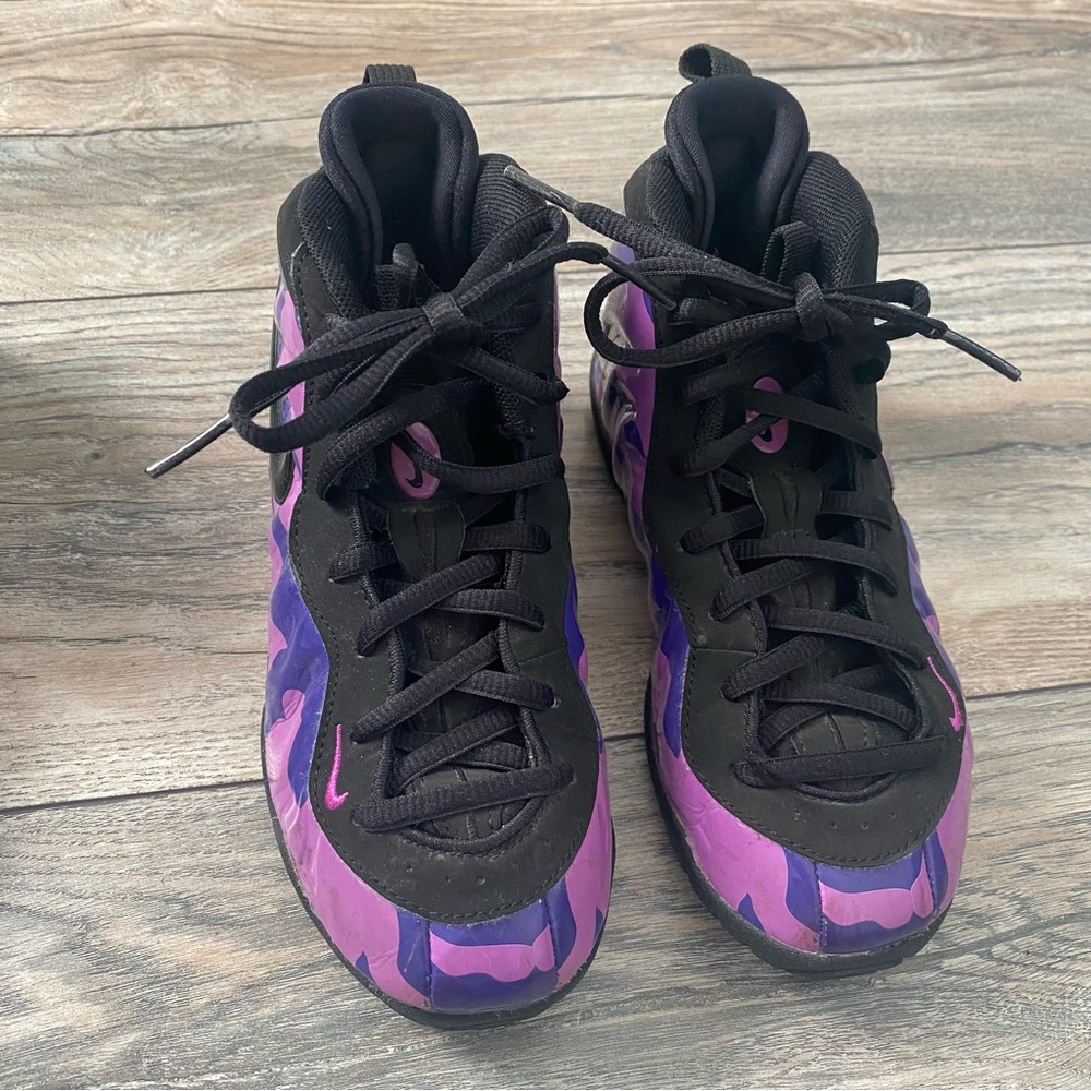 Used girls size 1Y Nike FoamPosites